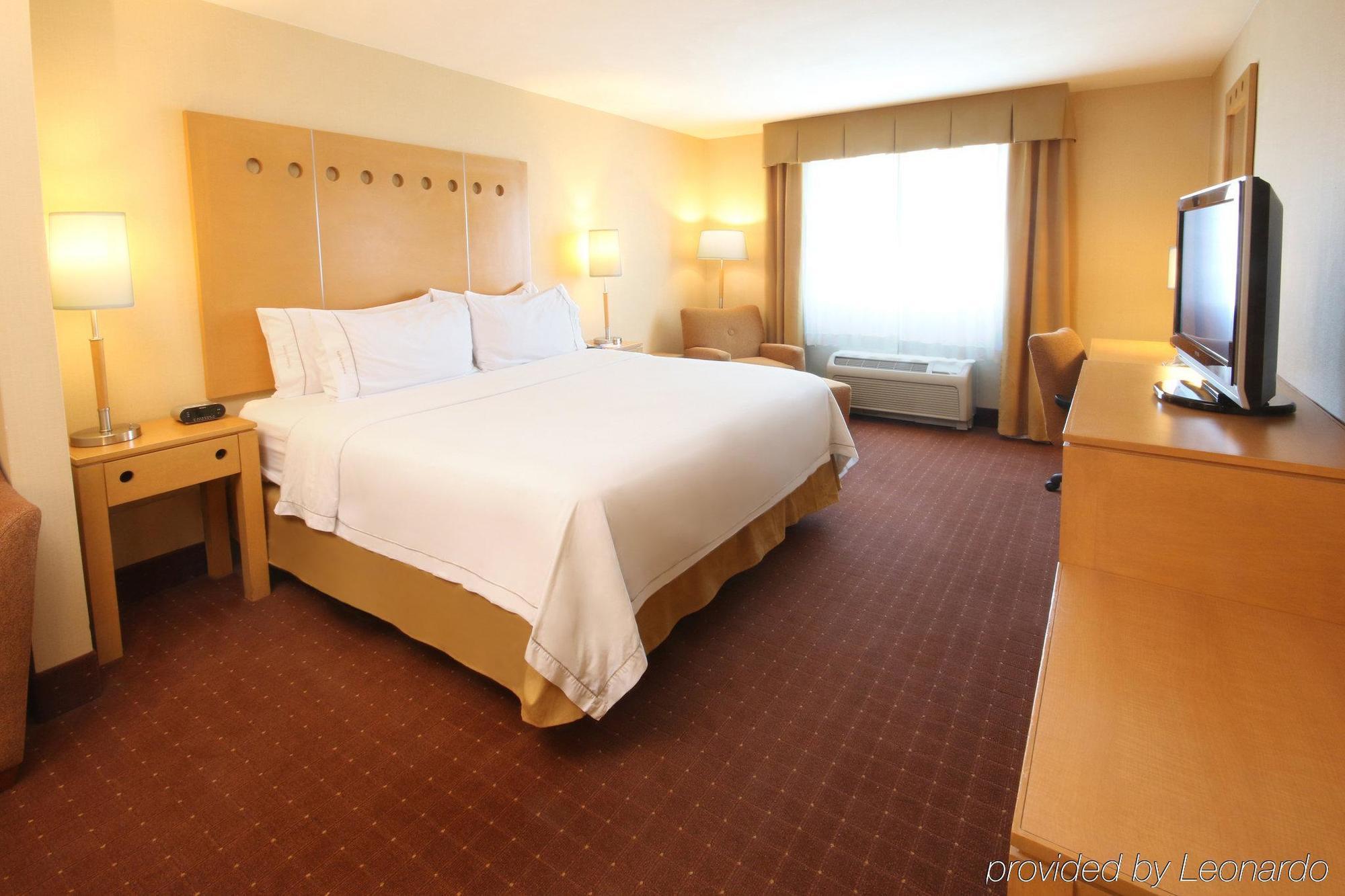 Istay Hotel Сьюдад-Хуарес Экстерьер фото A typical guest room at the Hilton Garden Inn